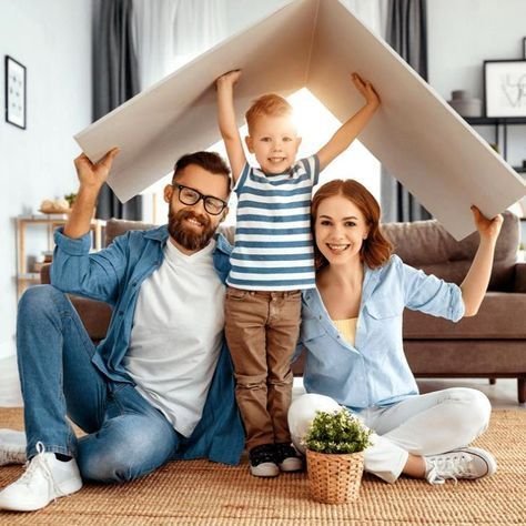 Evin çatısı altında mutlu bir aile