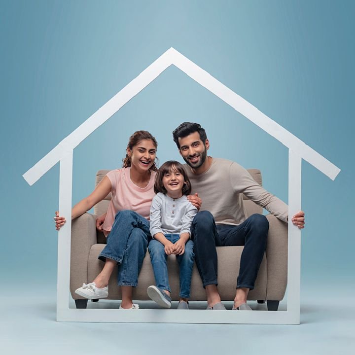 Ev çerçevesi içinde gülümseyen bir aile